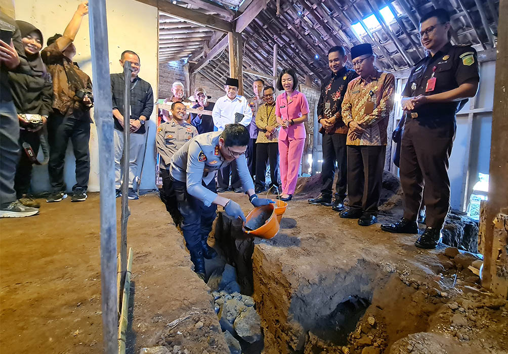 SIMBOLIS: Kapolresta Magelang didampingi forkopimda saat meletakkan batu pertama pembangunan rumah milik warga Mertoyudan, Kamis (26/6).