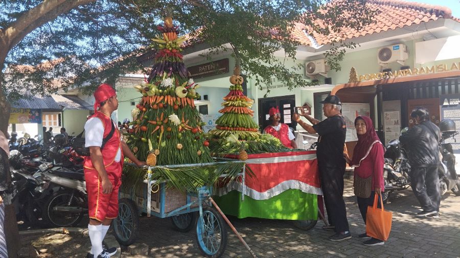 PERSIAPAN: Dua gunungan yang akan digunakan untuk Kirab Budaya Ngarak Siwur di Imogiri Kamis (26/6)