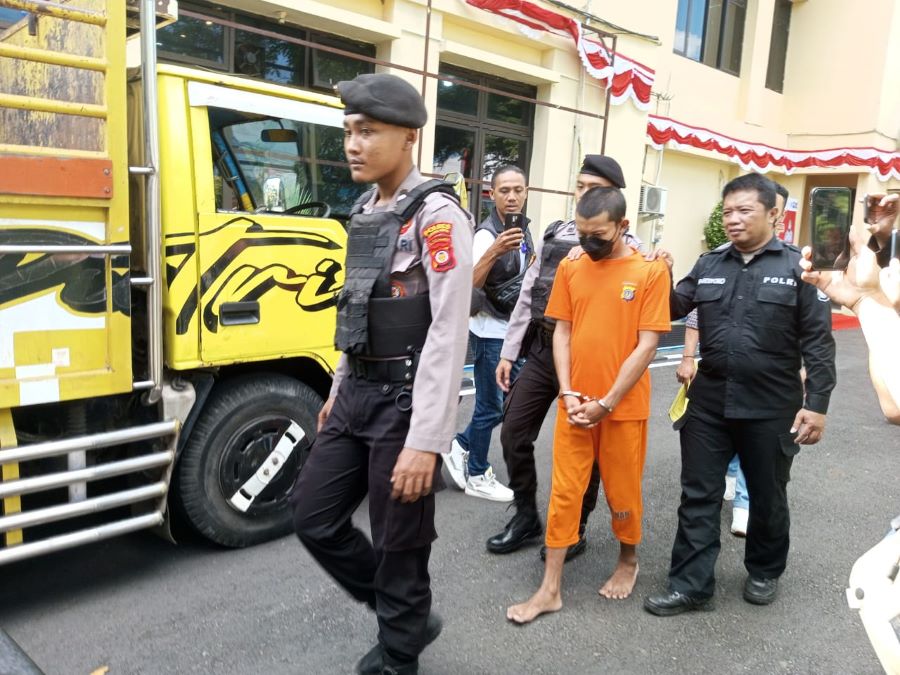 Tersangka kasus pencabulan dan kekerasan seksual terhadap anak dibawah umur, RN (40), berjalan menunduk saat digelandang ke Polres Gunungkidul,