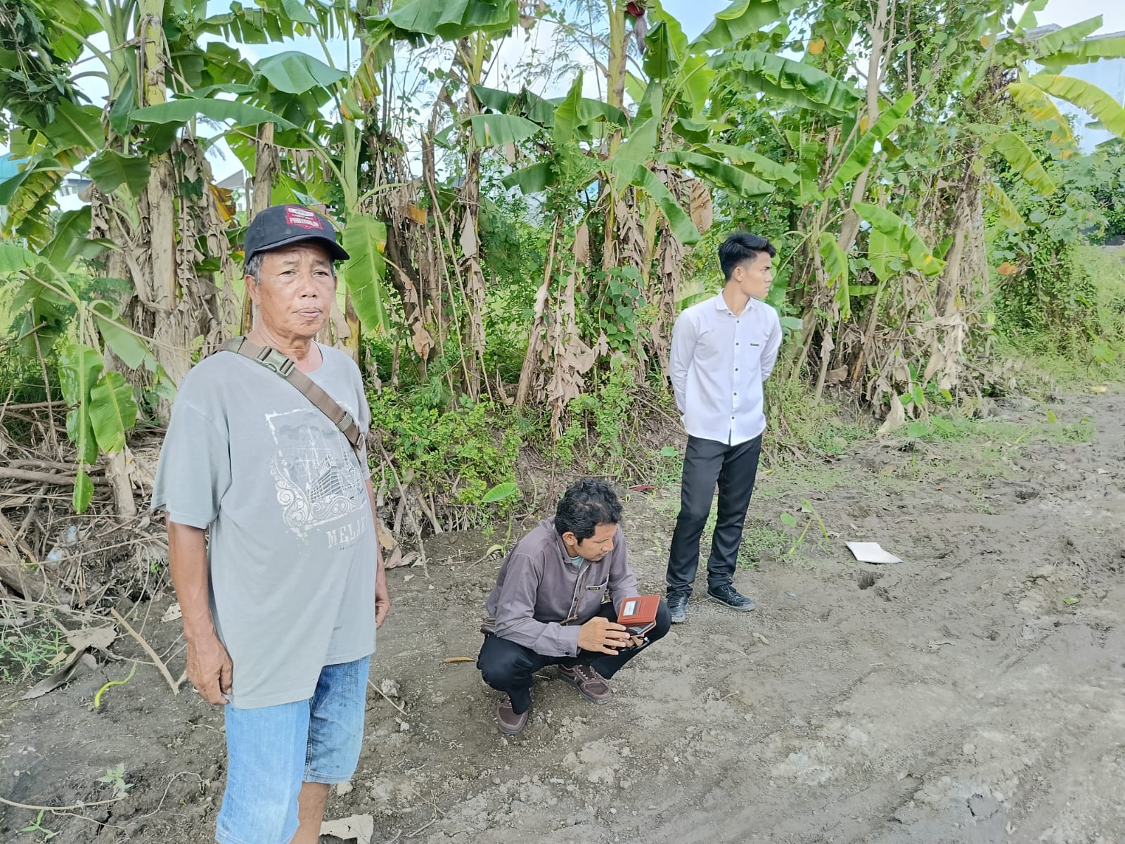 Lurah Bangunharjo saat meninjau Bulak Tarudan yang diproyeksikan akan menjadi tempat ketahanan pangan dan pertanian di Kelurahan Bangunharjo.  &nbsp;