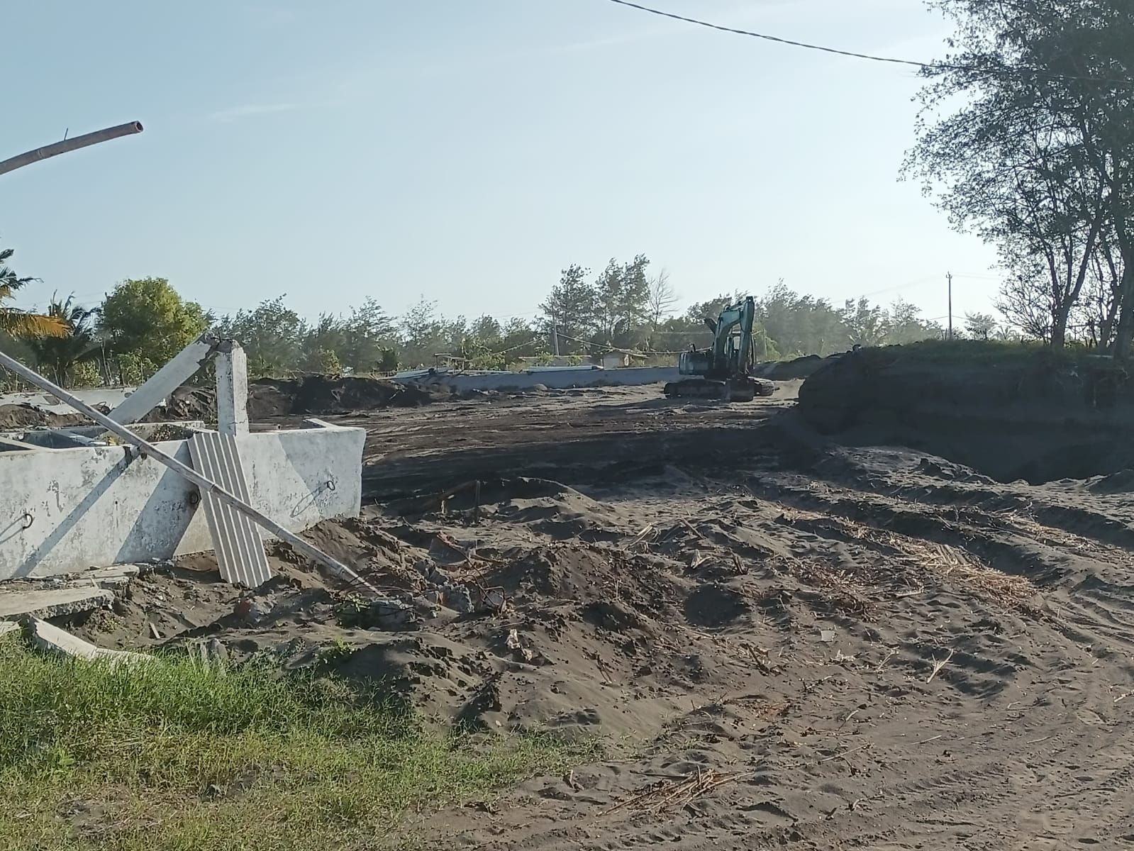 Lokasi tambang pasir ilegal di Desa Munggangsari, Kecamatan Grabag terlihat sepi. Hanya ada sebuah alat berat yang terparkir.