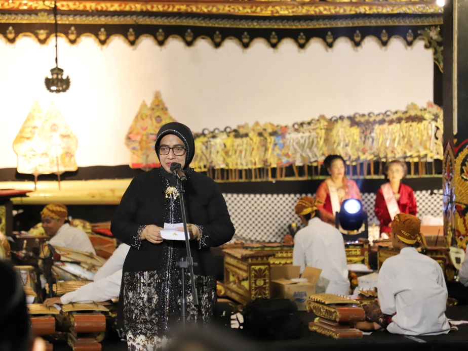 Bupati Purworejo Yuli Hastuti menyerahkan lakon wayang yang dipentaskan bertepatan pada malam Satu Suro di Pendopo Rumah Dinas Bupati Purworejo.