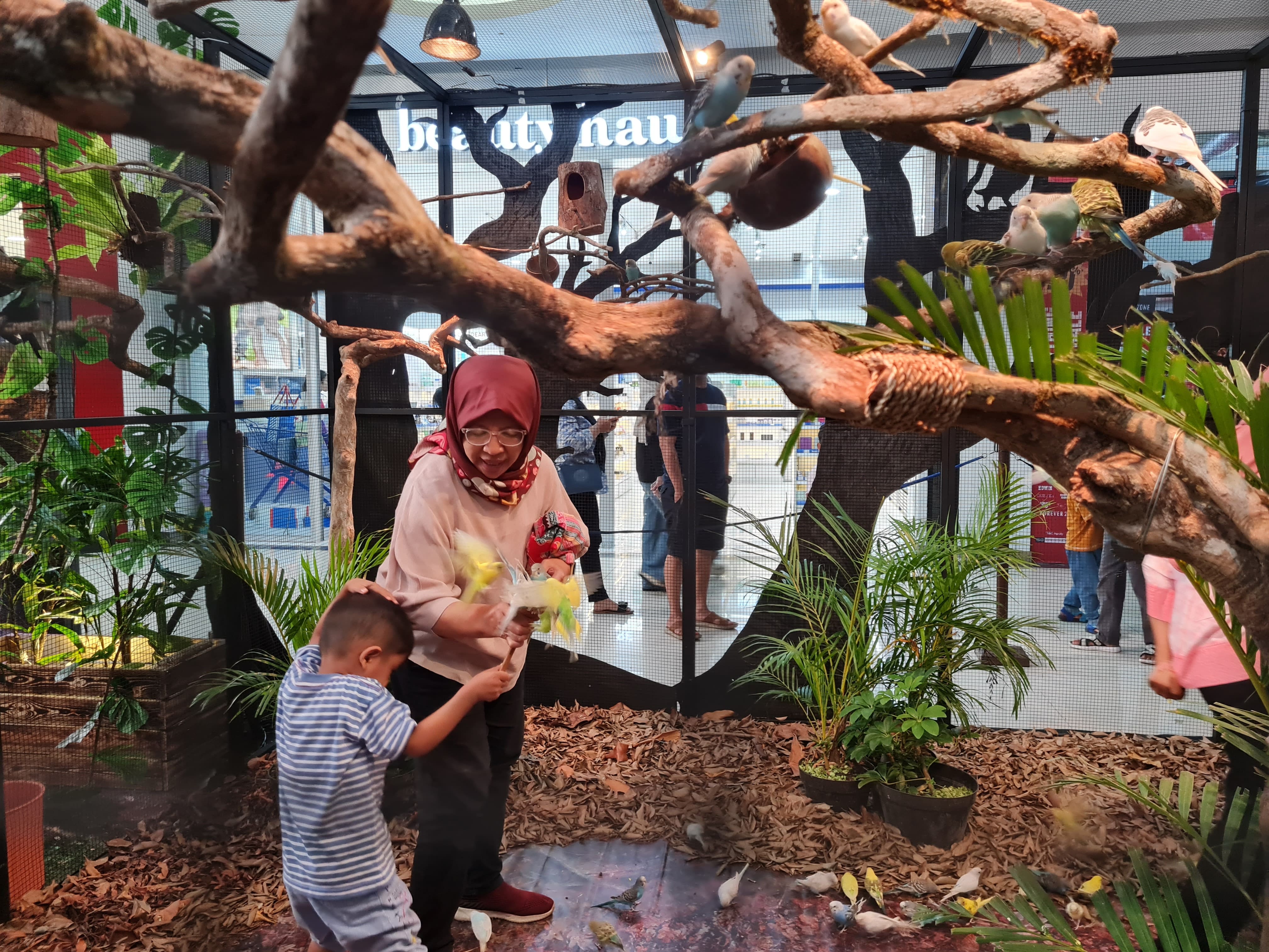 Pengunjung tampak melihat satwa di Atrium Artos Mall, Jumat (27/6).