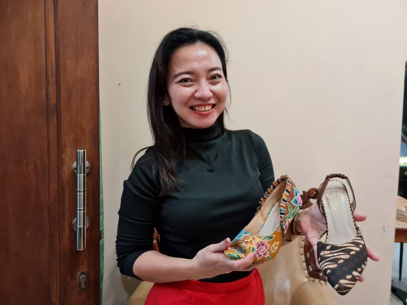 KREATIF: Mia terus berinovasi untuk melahirkan berbagai desain sepatu batik agar laris di pasaran.