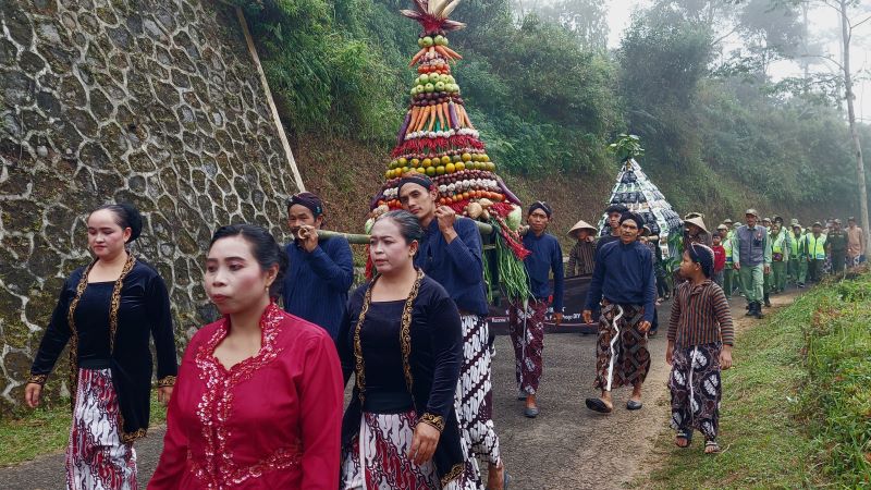 ANTUSIAS: Kirab Satu Suro di Puncak Suroloyo, Perbukitan Menoreh, Kulon Progo. Abdi Dalem Kraton membawa pusaka diikuti masyarakat yang membawa gunungan.&nbsp;