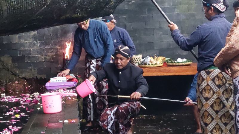 Prosesi jamasan pusaka Tombak Kyai Manggala Murti dan Songsong Kyai Makuta Dewa peninggalan HB IX Keraton Ngayogyakarta.