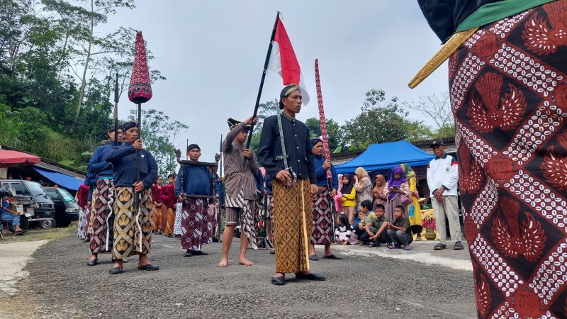 BERBARIS: Abdi Dalem Kraton membawa pusaka diikuti masyarakat yang membawa gunungan.