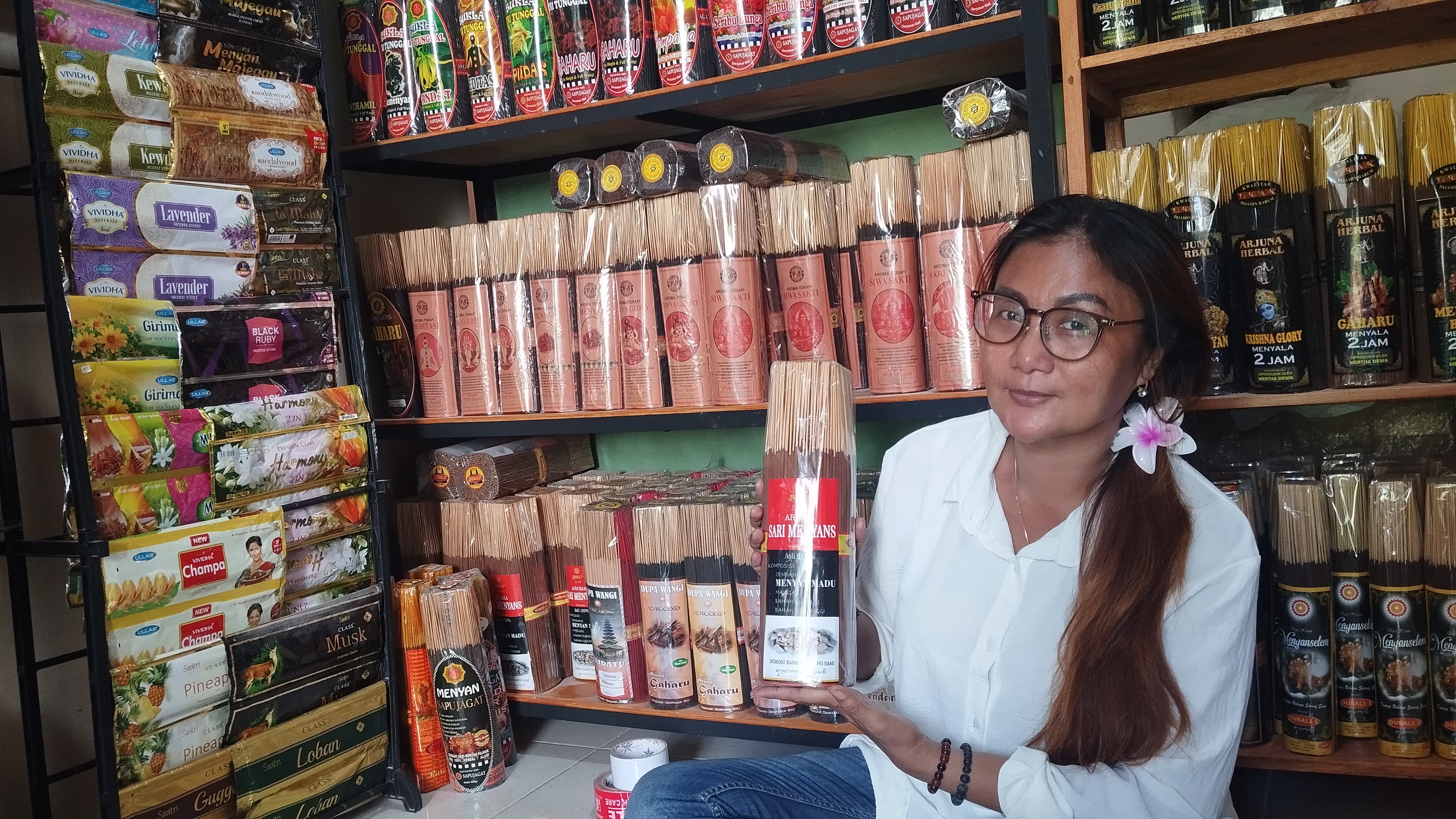 DUPA: Penjual dupa Novita Listyana sedang menunjukkan dupa yang dijualnya pada Jumat (27/6)