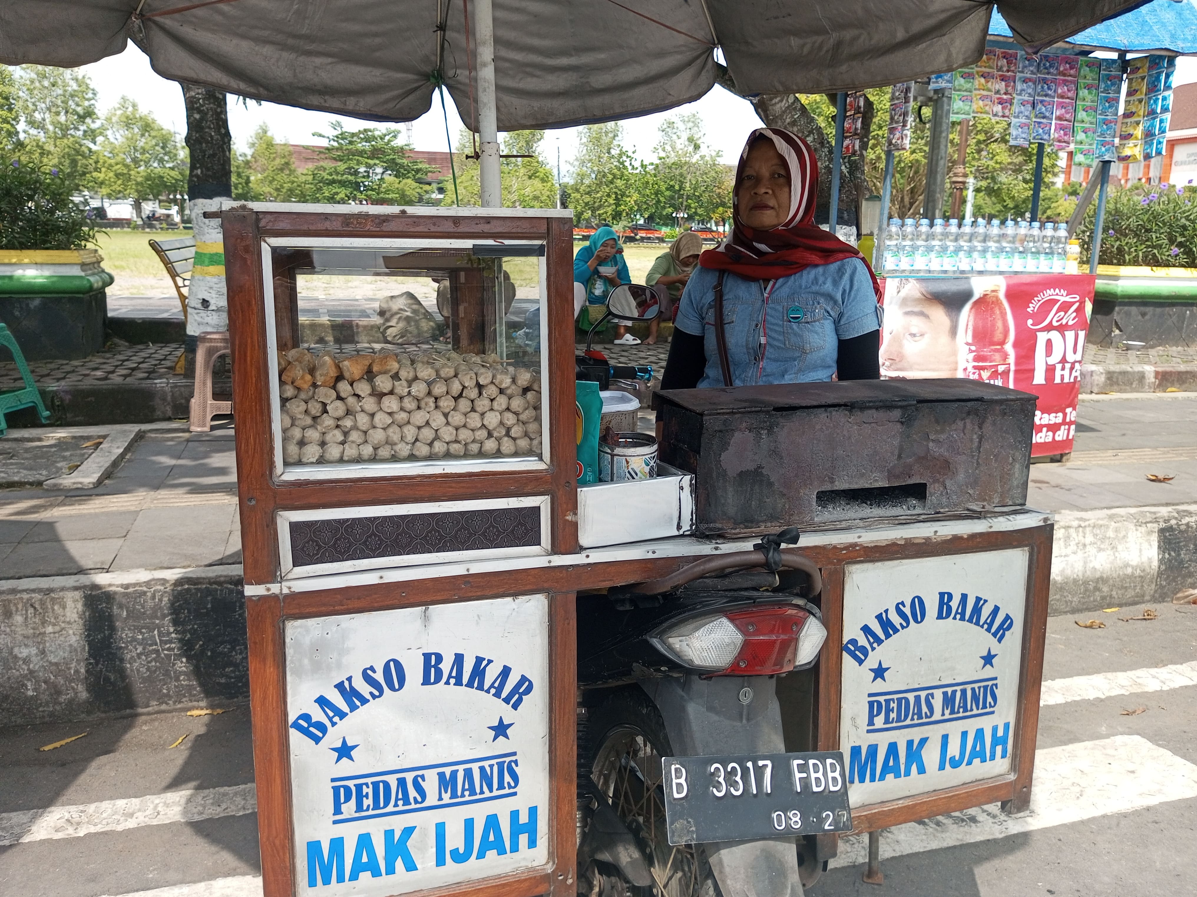 Tumiati baru saja selesai membuka lapaknya. Ia berjualan bakso bakar di Alun-alun Wonosari menggunakan gerobak motor. Dalam sehari, Tumiati bisa menjual 200 tusuk bakso bakar.  &nbsp;