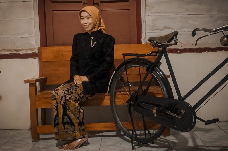 ANGGUN: Putri Rakhmadhani Nur Rimbawati saat menggunakan kebaya janggan.