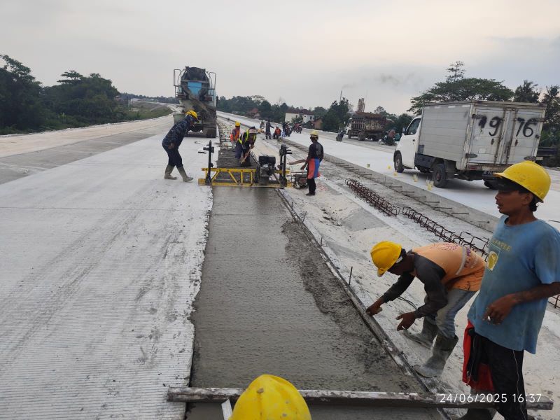 HAMPIR TUNTAS: Proses pengecoran Tol Jogja-Solo Seksi 1.2 yang memanjang dari Klaten-Purwomartani.