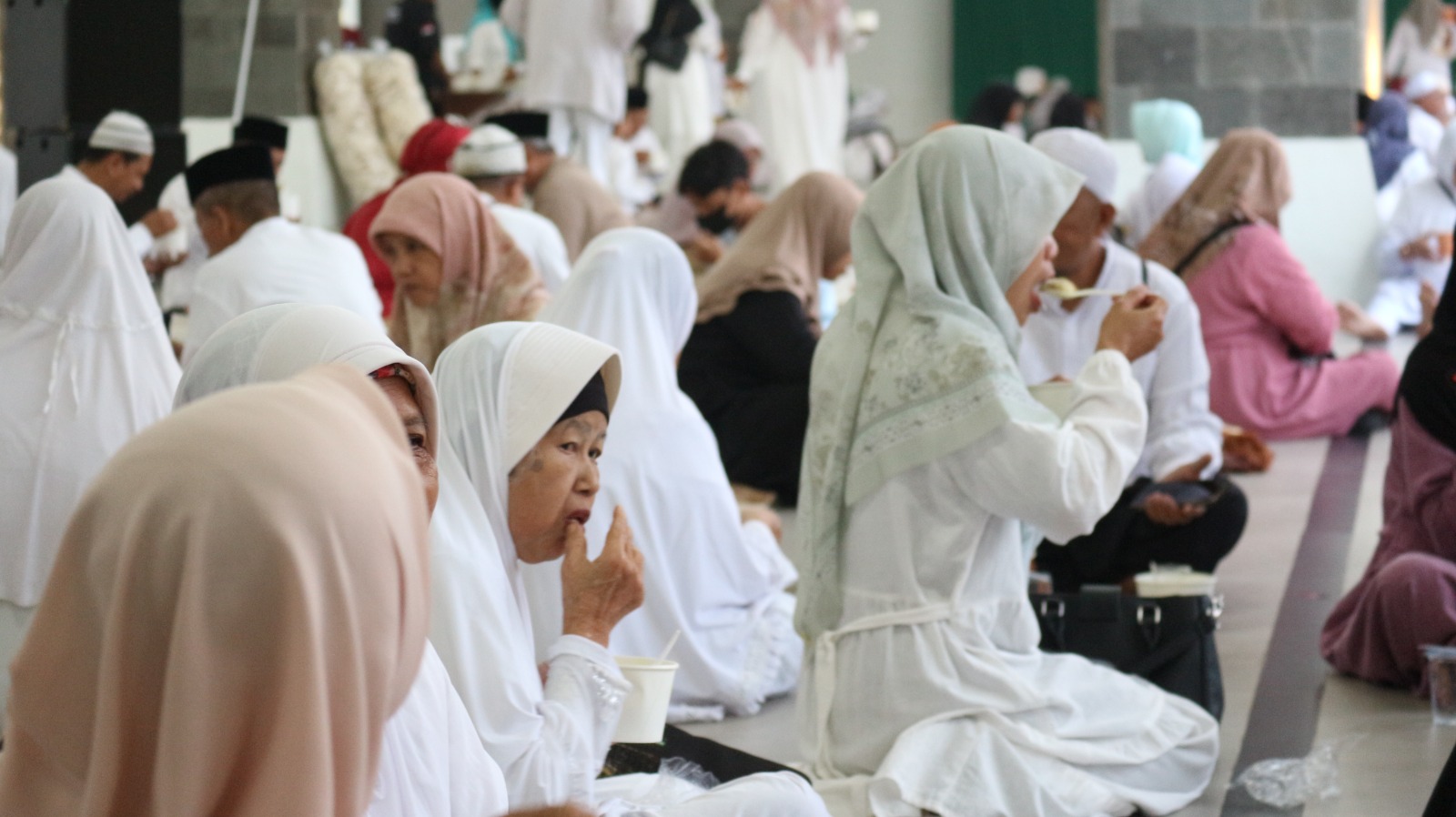Ribuan warga berduyun-duyun ke MAJT An-Nuur Kabupaten Magelang untuk mengikuti Gerakan Salat Subuh Berjamaah, Jumat (27/6).  &nbsp;