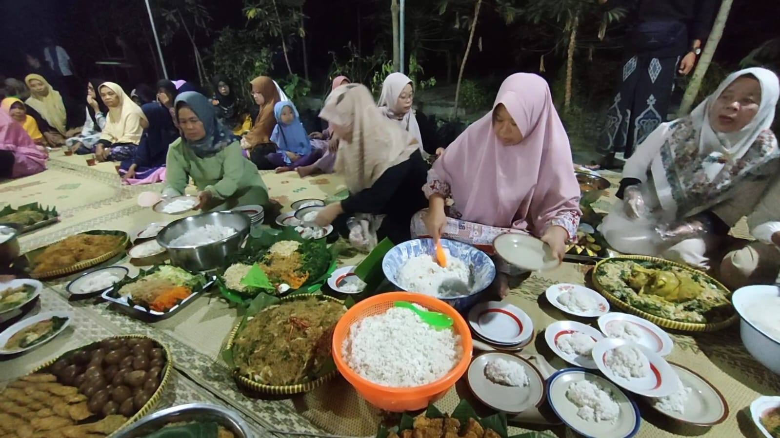 Masyarakat Padukuhan Bendungan Lor berjalan sambil membacakan doa dalam diam.