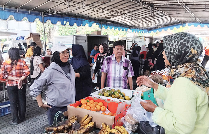 RUTIN SETIAP BULAN: Kepala Dinas Perindustrian dan Perdagangan DIY Yuna Pancawati (memakai topi, Red) berdialog dengan salah satu pedagang yang menjual buah.