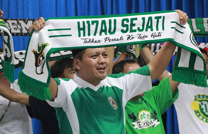 KENANGAN: Ketua DPRD Sleman Y. Gustan Ganda saat memberi dukungan pada PSS Sleman.