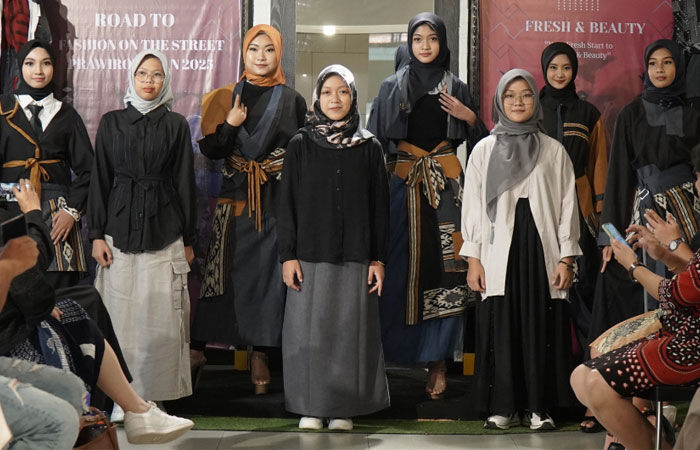 Dokumentasi SMK An-Nawawi Purworejo APIK: Busana karya siswa SMK An-Nawawi Purworejo ditampilkan dalam pameran di salah satu pusat perbelanjaan di Kota Jogja.