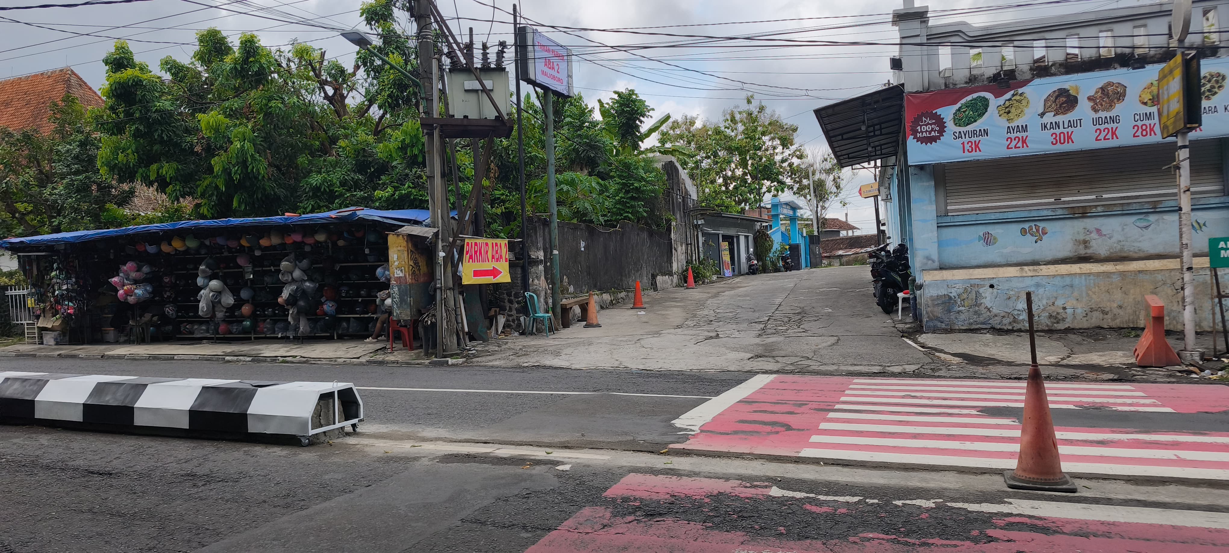 Pembatas jalan depan jalur masuk lahan parkir Malioboro di bekas Menara Kopi dibingkar dan diganti dengan pembatas portable. Tujuannya memudahkan akses parkir bus.