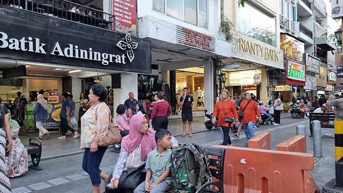 DISERBU WISATAWAN: Wisatawan memadati kawasan Malioboro dalam periode libur akhir pekan.