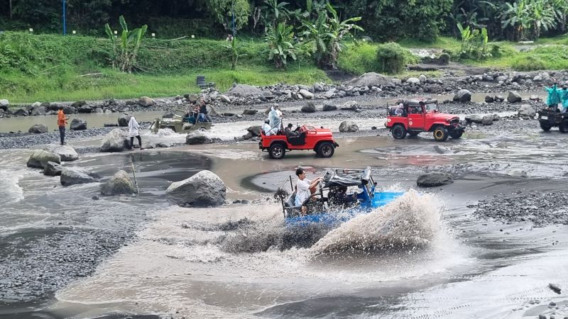 Para wisatawan antusias mengeksplorasi wisata menggunakan Jeep di kawasan Merapi, Sleman, DIY.&nbsp;