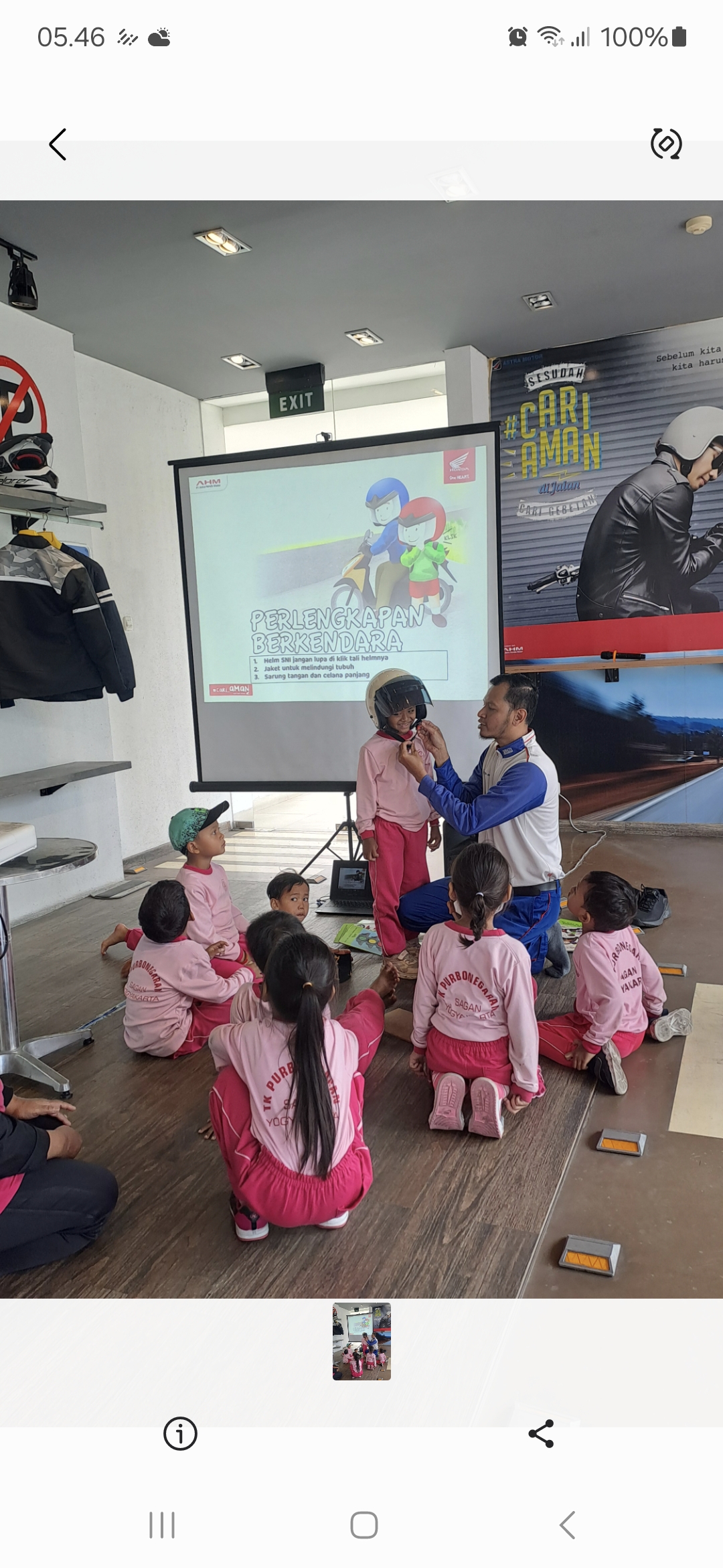 Astra Motor Yogyakarta beri edukasi aman berkendara bagi anak-anak yang berboncengan denhan orang tua.