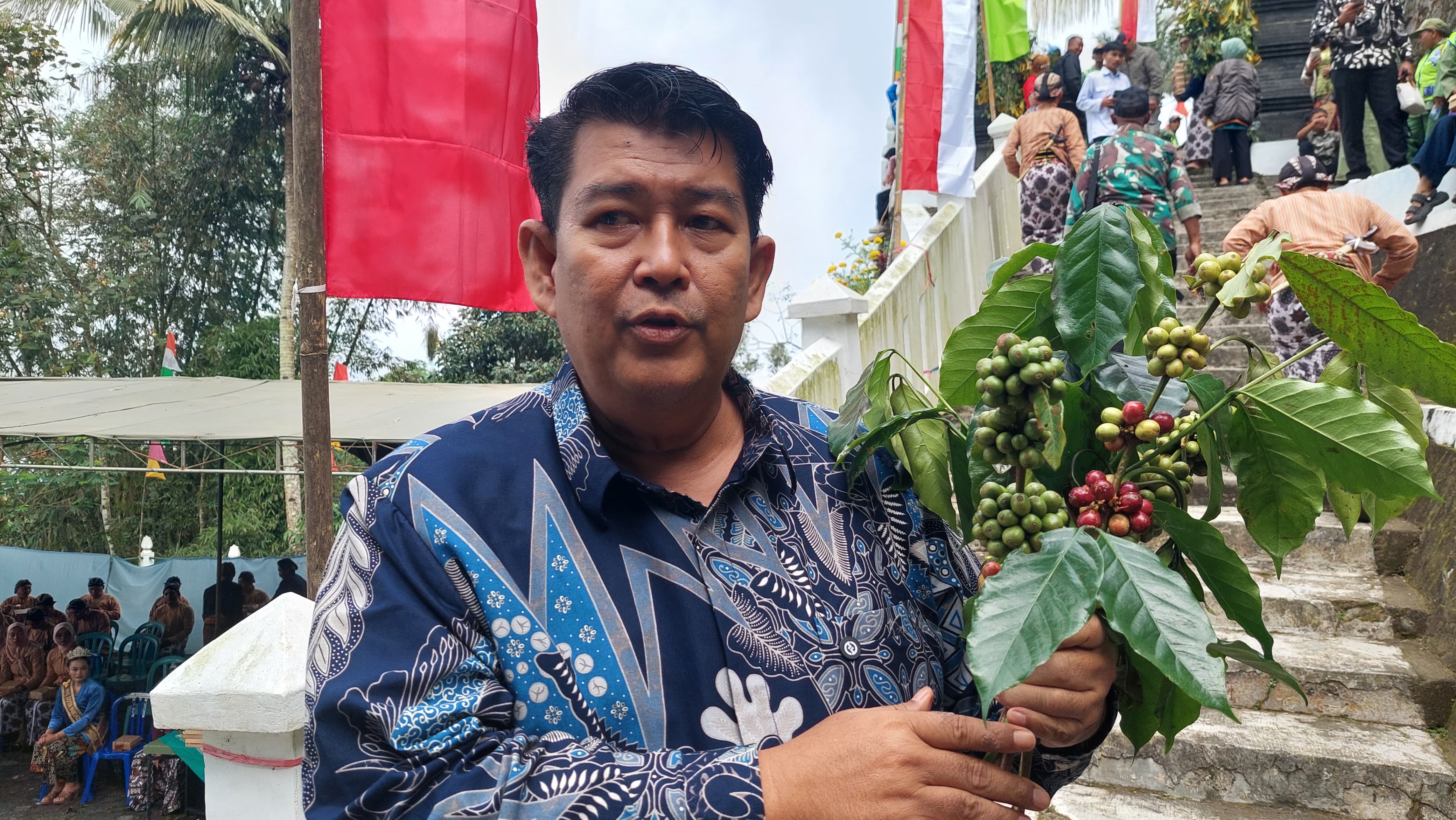 POTENSI: Bupati Kulon Progo menunjukkan hasil kopi Perbukitan Menoreh.