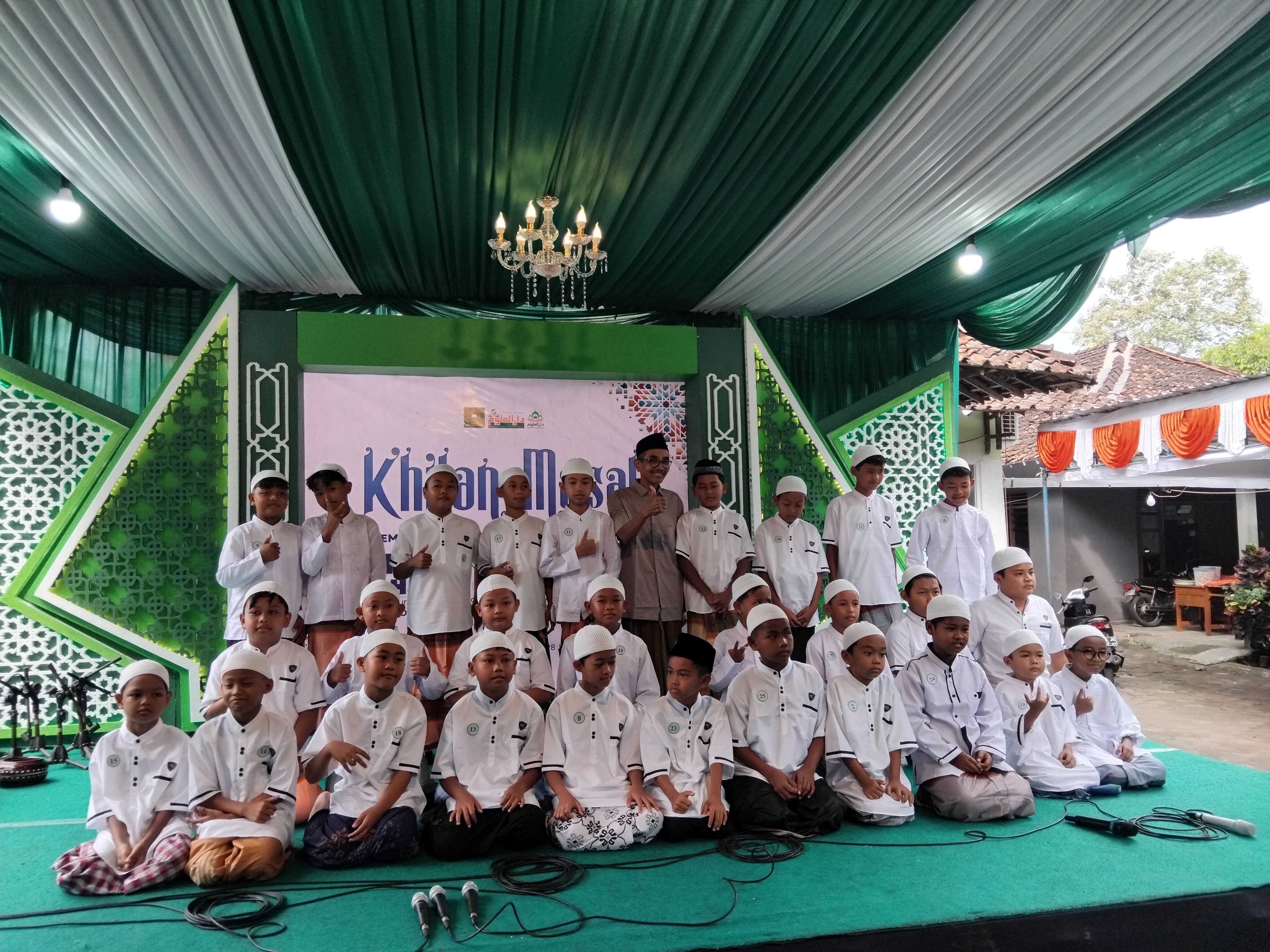 Pengasuh Ponpes Darul Ulum Nurjamil Dimyati saat berfoto bersama para peserta khitanan massal&nbsp;