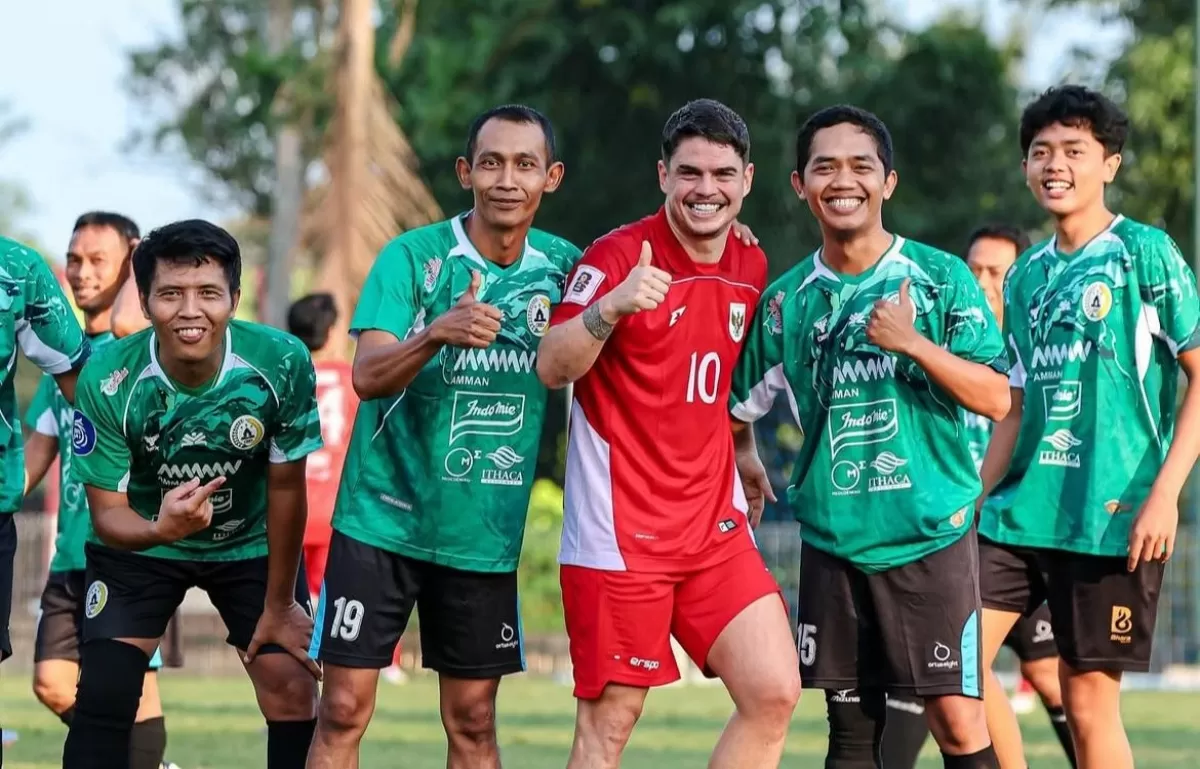 Striker PSIM Jogja, Rafinha bersama anggota Markifer FC dalam fun football di lapangan Purwobinangun, Pakem, Sleman, Sabtu (28/6).