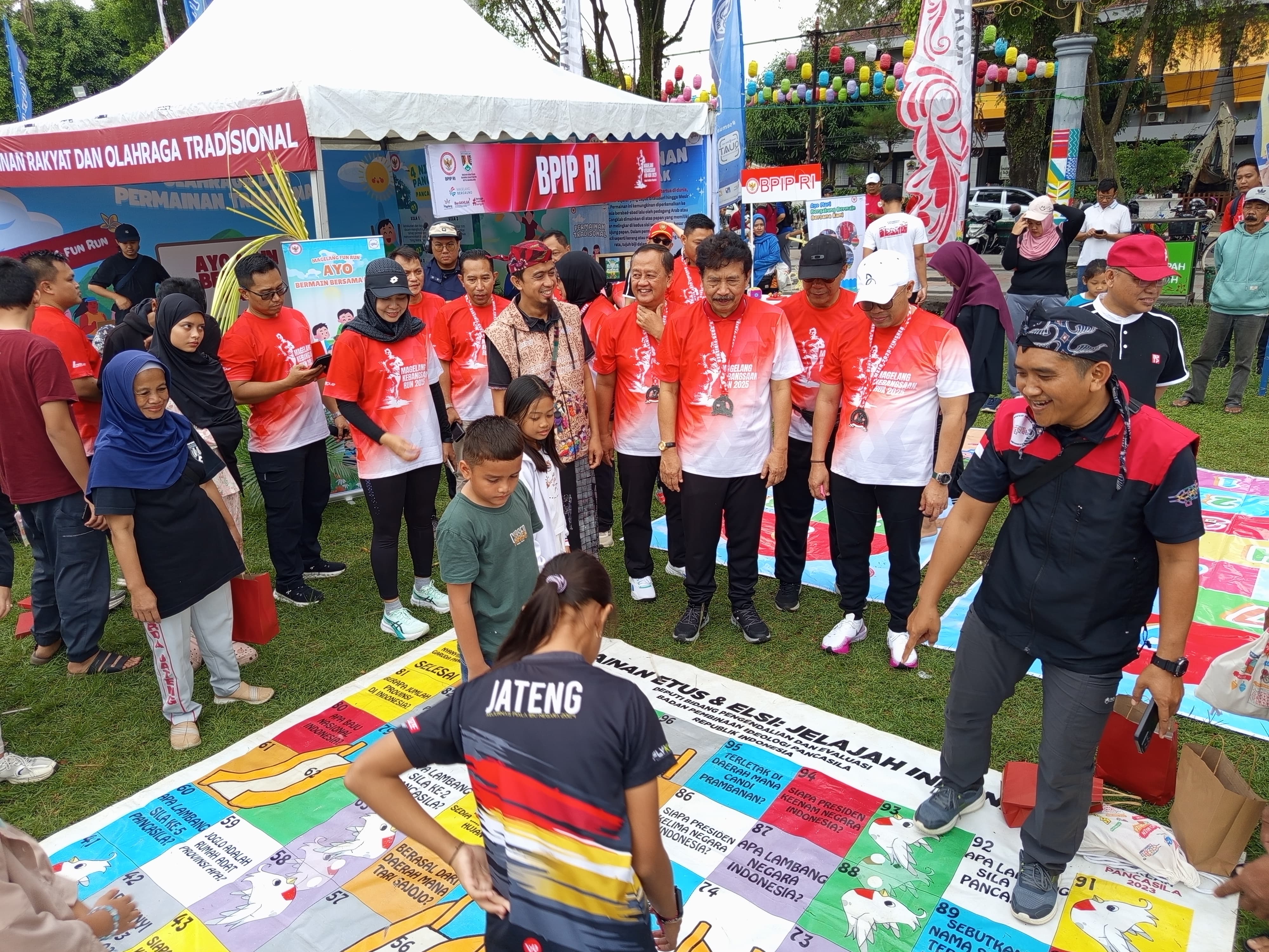 Kepala BPIP didampingi wali kota dan wakil wali Kota Magelang saat mencoba berbagai permainan pada gelaran Magelang Kebangsaan Fun Run 2025, Minggu (29/6)
