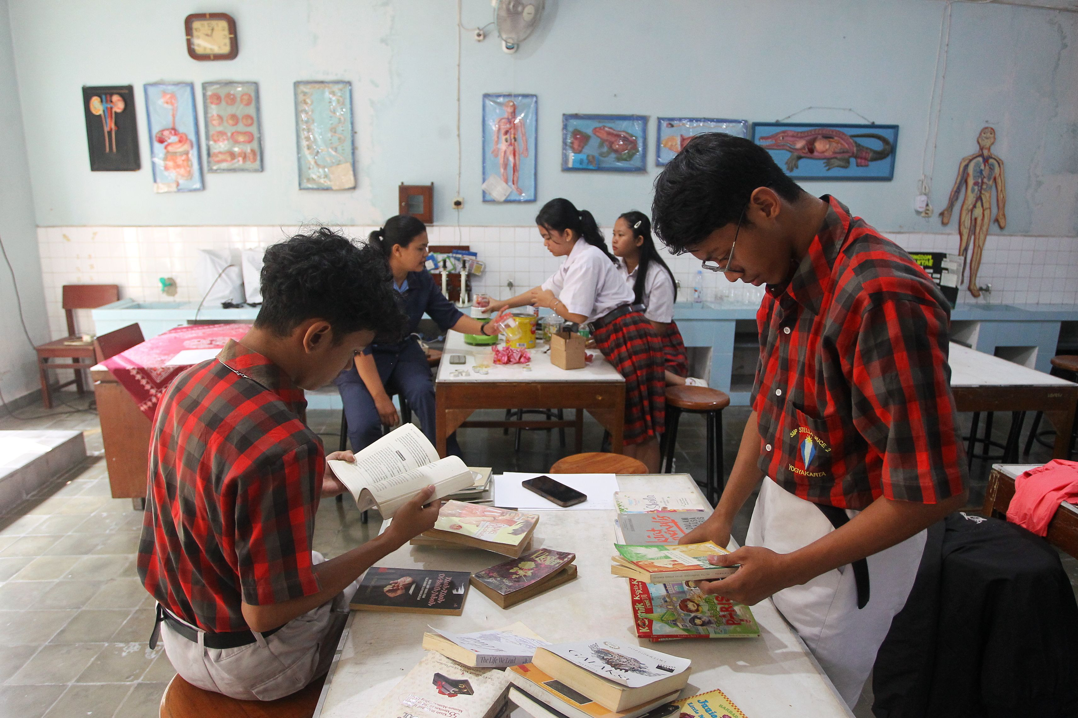 Siswa dan siswi SMP Stella Duce 2 mengikuti kegiatan penelitian ilmiah di sekolah mereka, di Suryodiningratan, Kemantren Mantrijeron, Jogja, Rabu (25/6).