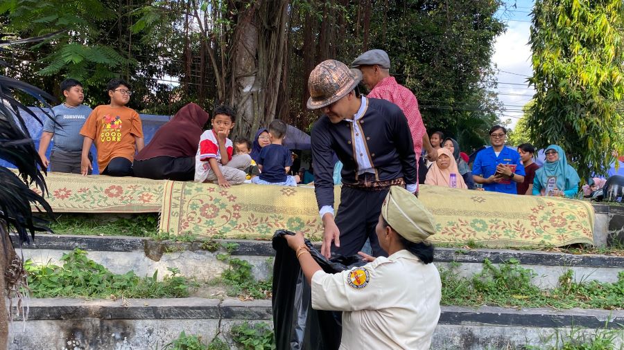 Ganjar Pranowo dan para peserta Ngonthel Bung Karno sedang memungut sampah di Lapangan Minggiran, Mantrijeron, Jogja, Minggu (29/6).