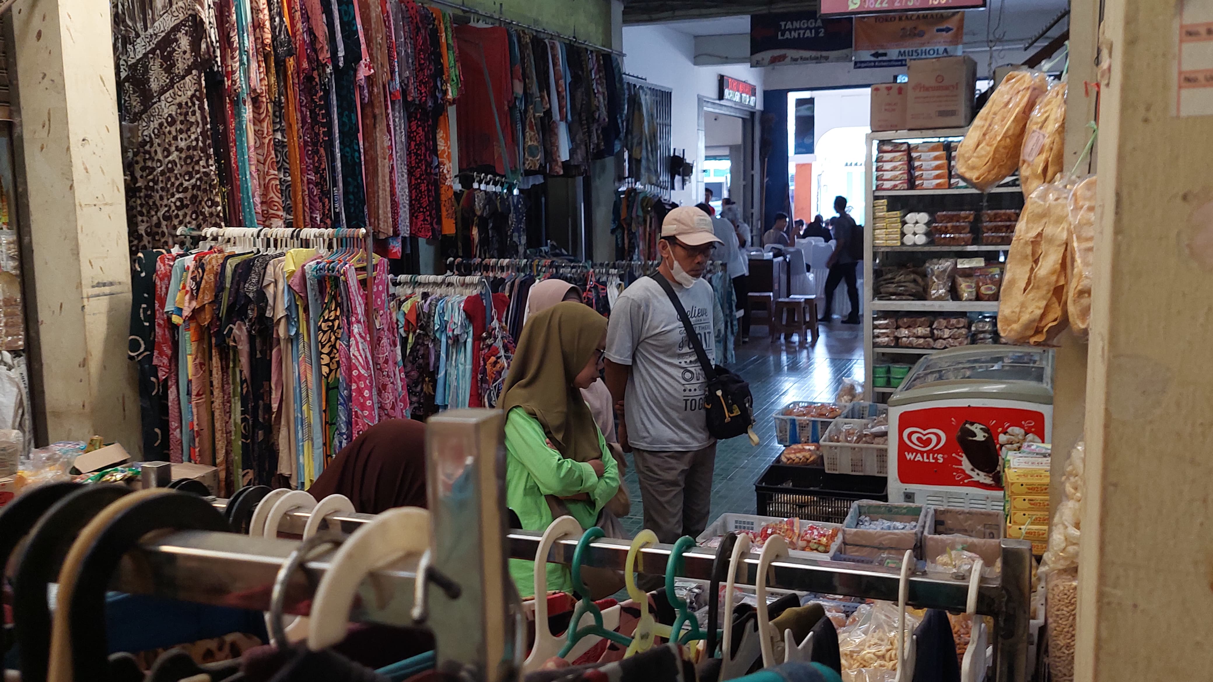 SUASANA: Pedagang Pasar Wates menjajakan dagangannya.