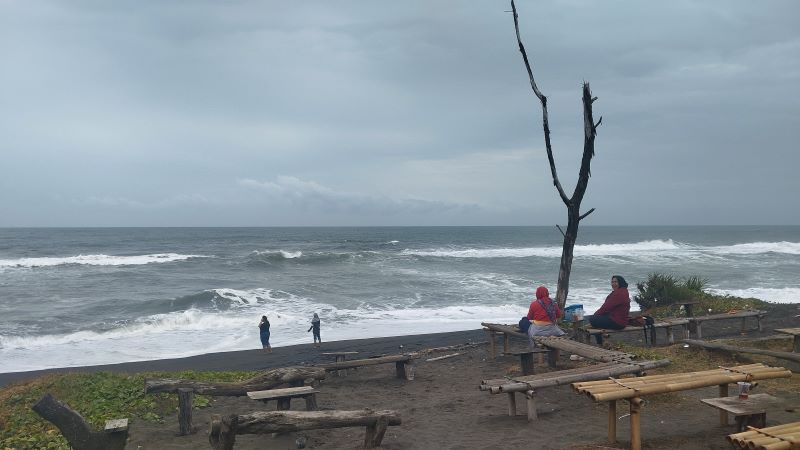 Pengunjung sedang menikmati suasana di Pantai Tanggul Tirto pada Minggu (29/6)