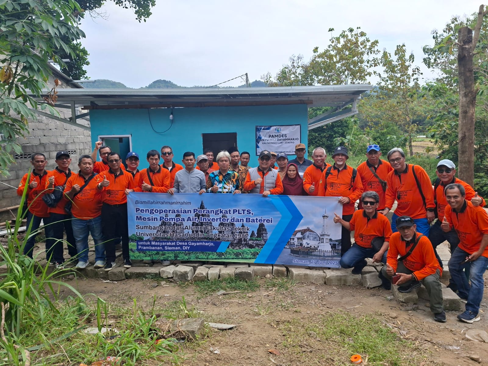 Para peserta reuni yang merupakan alumni Fakultas Teknik Universitas Hasanuddin (Unhas) angkatan 1987 melakukan penanaman pohon di kawasan lereng Gunung Merapi