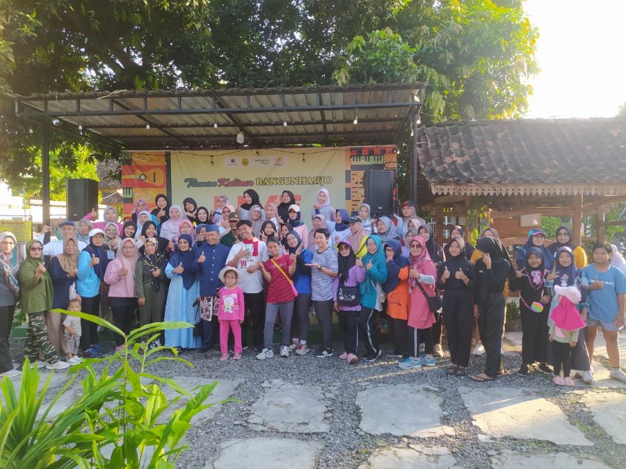 ANTUSIAS: Warga setempat dan pelaku UMKM sedang melakukan kegiatan senam bersama di Taman Kuliner Bangunharjo, Sewon Minggu (29/6)