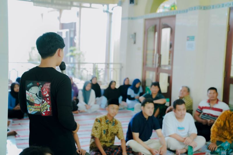 BERMANFAAT: Para mahasiswa Ilmu Komunikasi Unisa memberikan edukasi soal bahaya judi online pada masyarakat Padukuhan Salakan, Nogotirto, Gamping, Sleman.