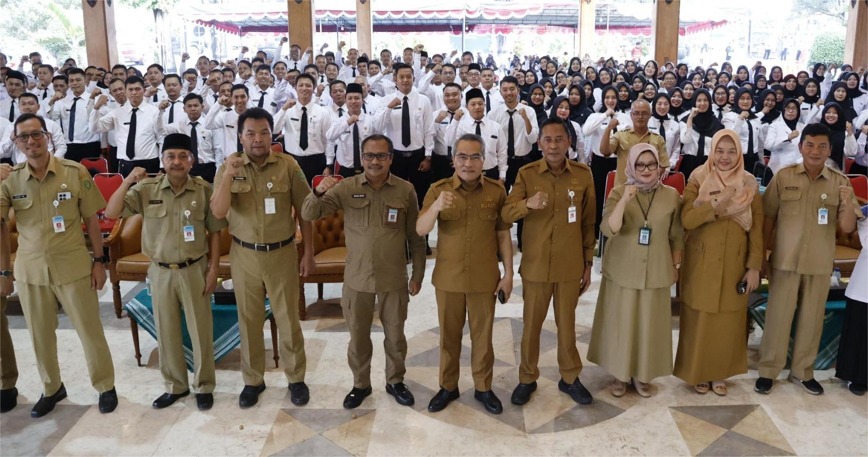 Bupati Bantul Abdul Halim Muslih (tengah) bersama Wakil Bupati Bantul Aris Suharyanta (empat dari kanan) bersama sekretaris daerah dan beberapa kepala OPD usai pengangkatan PPPK Senin (30/6)