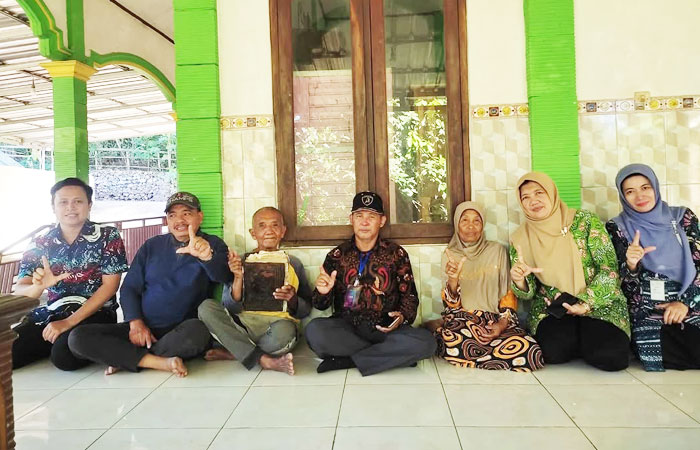 BERBURU NASKAH KUNO: Tim Pendataan Naskah Kuno Dispussip Gunungkidul menyambangi tiga kalurahan di Kapanewon Girisubo untuk pendataan langsung sejumlah koleksi naskah