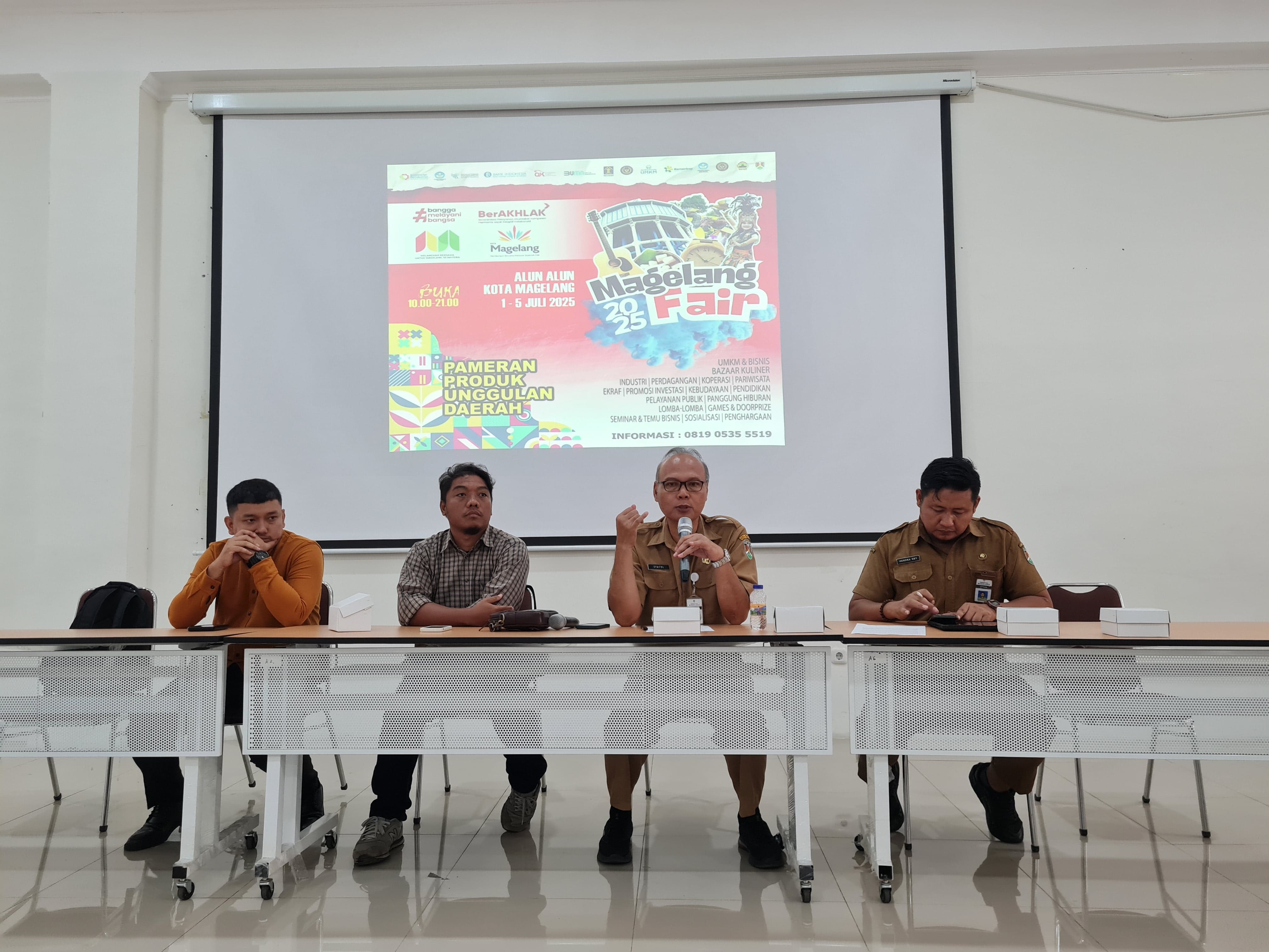 Kepala DPPKUM Kota Magelang saat menyampaikan keterangan soal agenda Magelang Fair 2025 di IKM Center, Senin (30/6).  &nbsp;