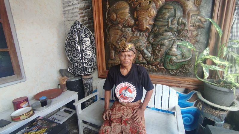 KREATIF: Ki Mujar Sangkerta yang berhasil menciptakan Wayang Mihlenium Wae saat ditemui di rumahnya Senin (30/6).