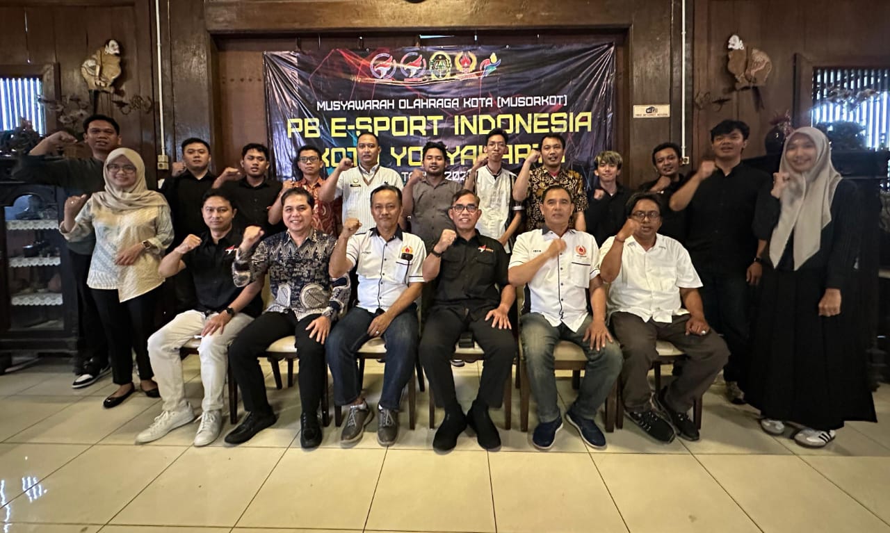 Jajaran pengurus KONI Kota Jogja saat berfoto bersama para pengurus ESI Kota Jogja