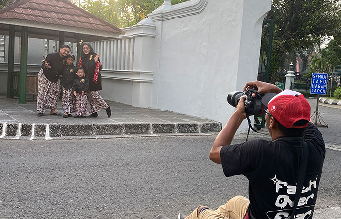 UNTUK KENANG-KENANGAN: Wisatawan sedang berfoto dengan menggunakan adat Jawa di sekitar Kepatihan Jogja, kemarin (1/7).