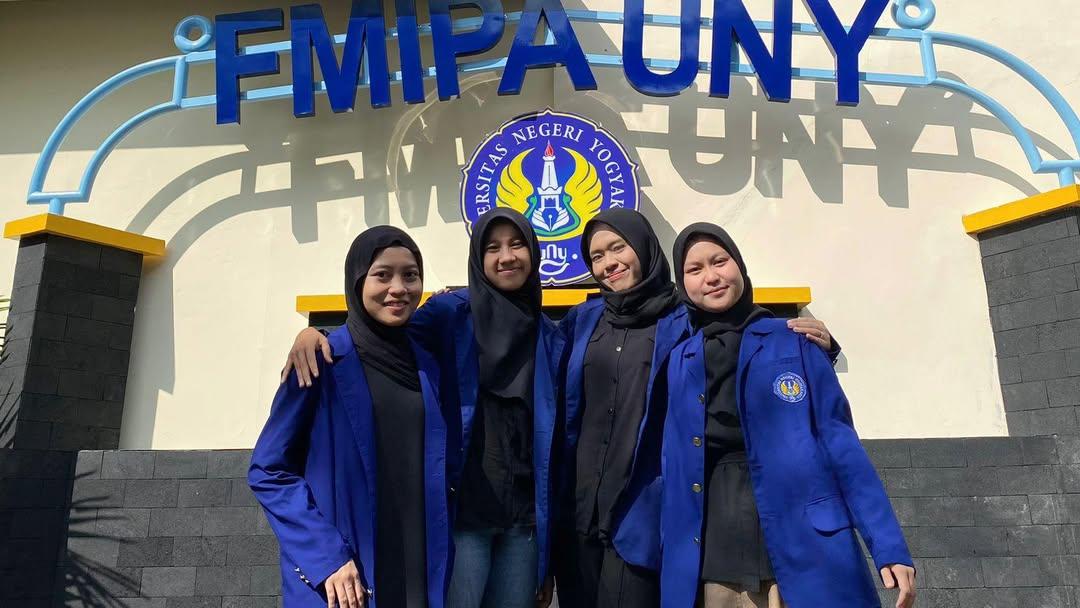 KREATIF: Tim mahasiswa UNY dan inovasi kulit singkong yang dipakai untuk membersihkan limbah industri.