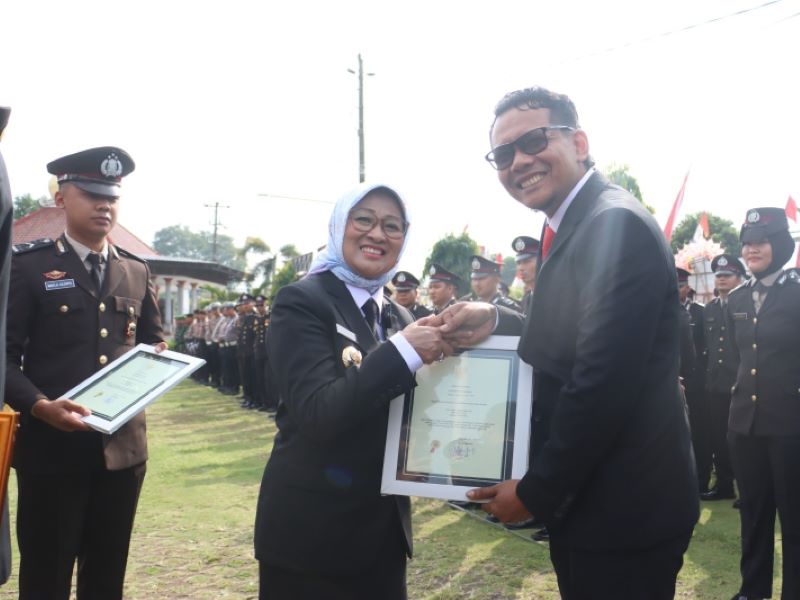 PENGHARGAAN : Kapolres Kebumen AKBP Eka Baasith menyerahkan piagam penghargaan kepada personel berpestasi tepat pada puncak peringatan Hari Bhayangkara ke 79.
