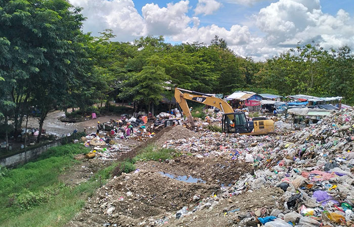 HANYA RESIDU: Seorang pegawai TPA Wonosari menata tumpukan sampah kemarin (1/7).
