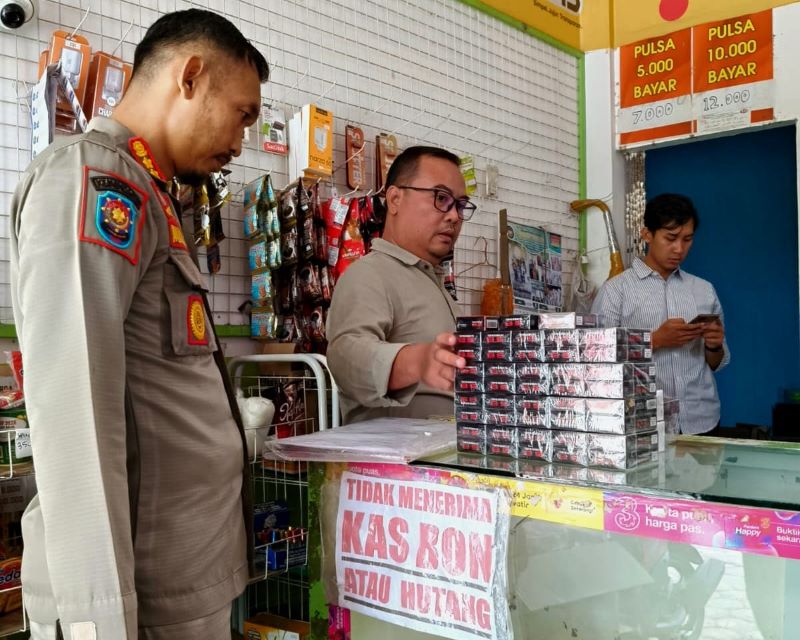 SIDAK: Personel Satpol PP menunjukkan ratusan bumgkus rokok ilegal yang diperjualbelikan.&nbsp;