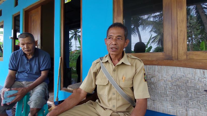JEMPUT BOLA: Dukuh Kalipetir Kidul menanyakan kondisi penerima BPJS.&nbsp;