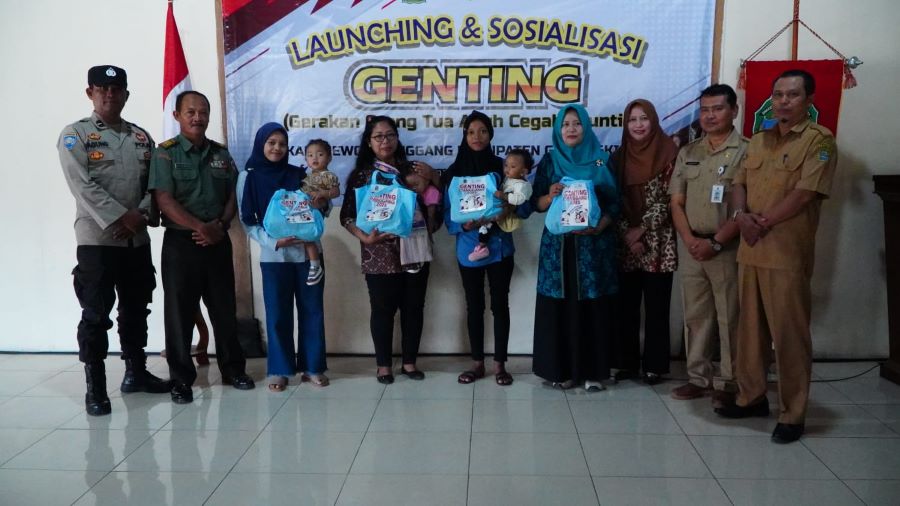 Bantuan gizi secara simbolis diserahkan kepada 10 balita dari wilayah Kapanewon Panggang di sela-sela acara Selasa (1/7).