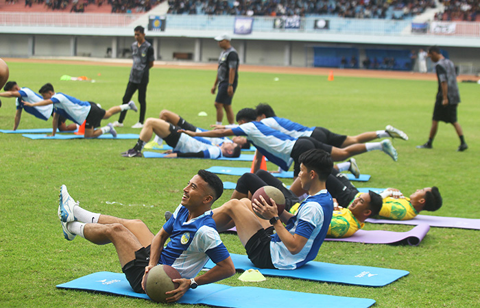 Sejumlah pemain PSIM Jogja mengikuti sesi latihan perdana usai promosi ke Liga 1, di Stadion Mandala Krida, Kota Jogja, kemarin (1/7).