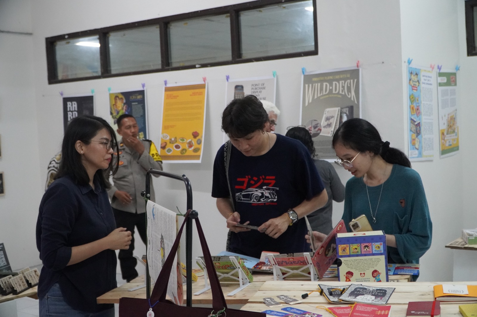 DARI 13 NEGARA: Para pengunjung mendatangi pameran YICAF di ISI Jogjakarta, kemarin&nbsp; (1/7). Pameran sejak 21 Juni lalu hingga 31 Agustus 2025.