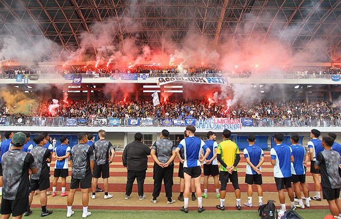 Pemain beserta official tim PSIM Jogja menyapa para suporter seusai mengikuti sesi latihan perdana, di Stadion Mandala Krida, Jogja, kemarin (1/7).